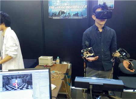ＶＲと装置の組み合わせでジャグリングを再現した「ＴＨＥＪＵＧＧＬＩＮＧＭ＠ＳＴＥＲ」