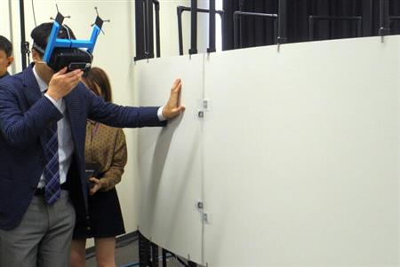 外から見れば湾曲した壁にそって歩いている「ＵｎｌｉｍｉｔｅｄＣｏｒｒｉｄｏｒ」