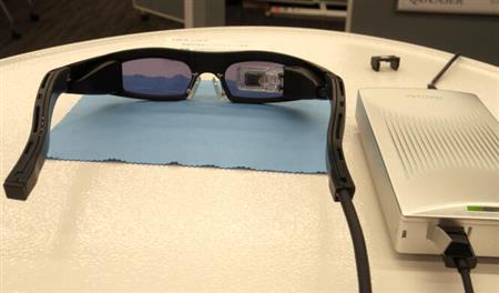 フレームの中に組み込まれた装置が網膜に映像を直接投影する「網膜走査型レーザーアイウェア ＲＥＴＩＳＳＡ」