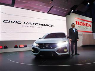 新型シビック ハッチバックのプロトタイプと、ホンダの八郷隆弘社長