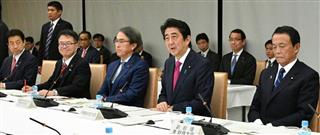 経済財政諮問会議に臨む安倍晋三首相（右から２人目）ら＝２１日午後、首相官邸