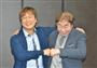 報道陣から「仲良しポーズ」を求められ、恥ずかしがる太川陽介さん（左）と蛭子能収さん