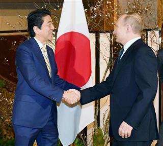 ロシアのプーチン大統領（右）を出迎える安倍首相＝１５日午後、山口県長門市（代表撮影）