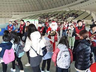 約２０００人の子供たちが一足早いクリスマスを楽しんだ