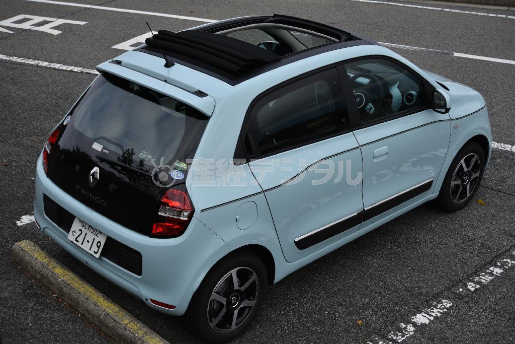 試乗車はキャンパストップ仕様。フィアット５００など、ラテン系小型車お約束の装備だ。ルノー・トゥインゴ