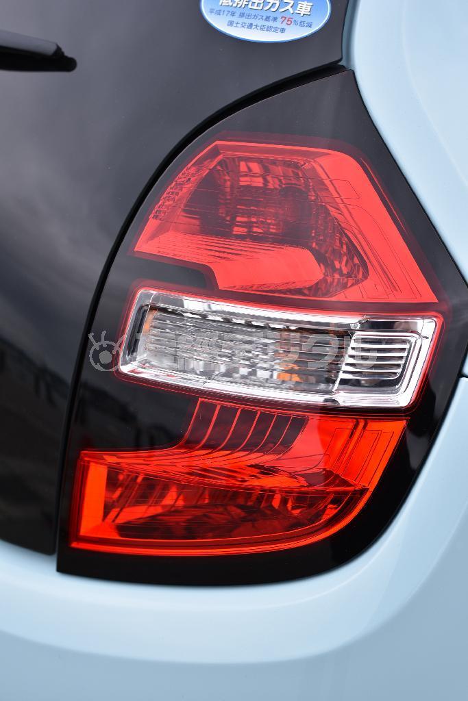リアコンビランプ。外側に張り出した意匠がリアフェンダーのボリュームを強調する。ルノー・トゥインゴ