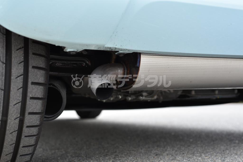 マフラーの真上にはエンジン。ルノー・トゥインゴ