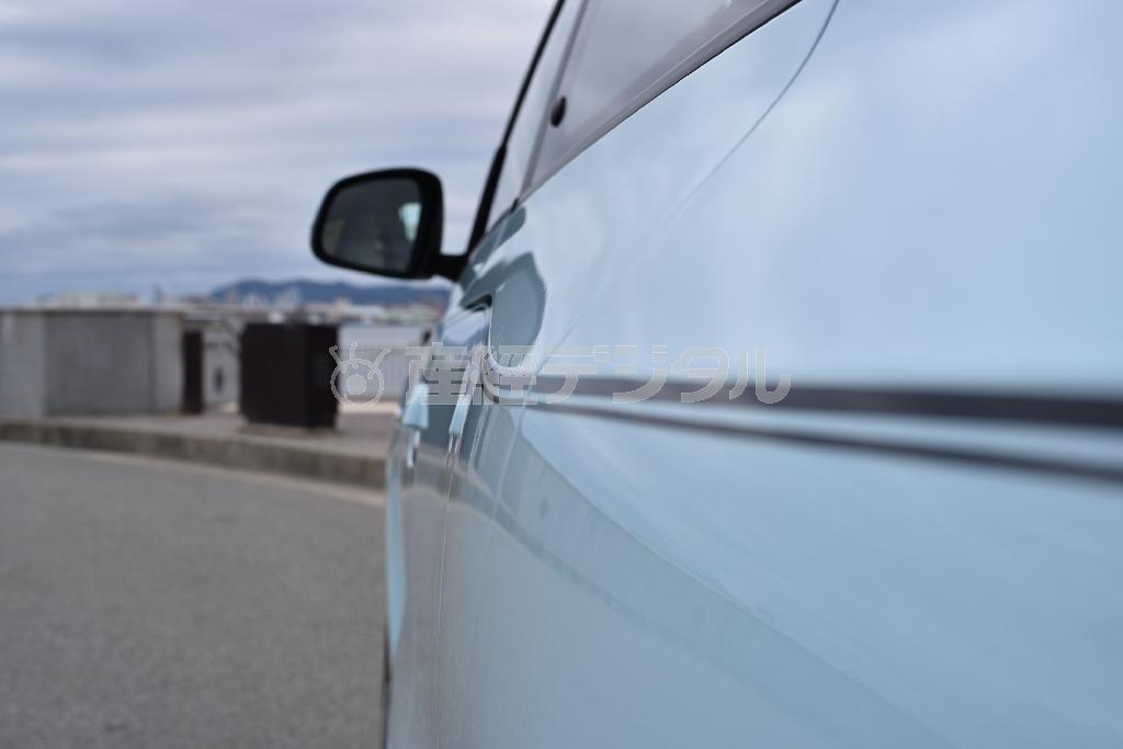 ストライブは単なる飾りではなく、ボディー側面を貫くキャラクターラインを表している。ルノー・トゥインゴ