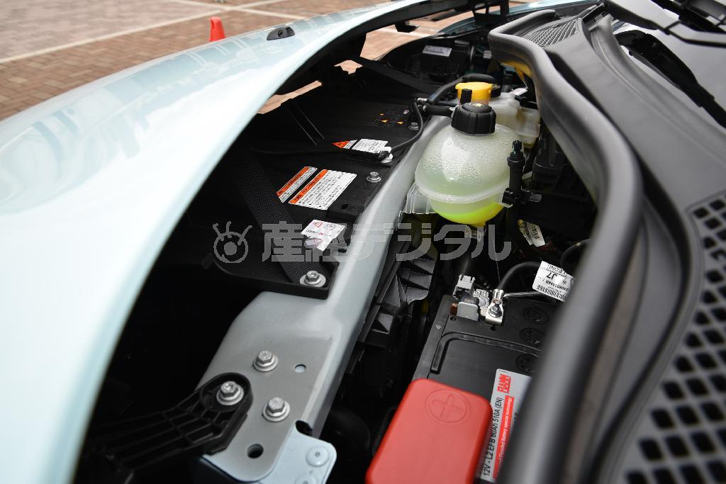 エンジンの入っていないボンネットはトランク？と思ったらバッテリーが載っていました。ルノー・トゥインゴ