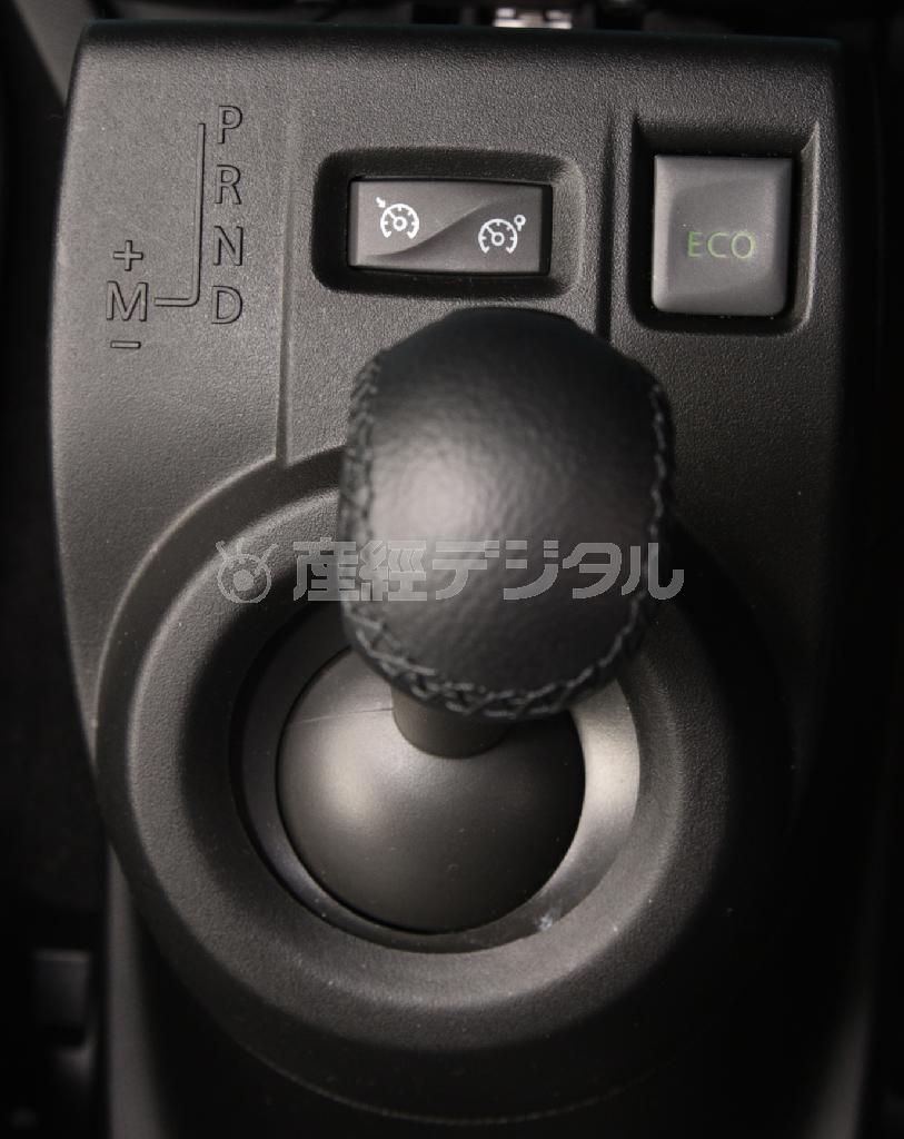 シフトレバーをＤレンジから左に倒すとマニュアルモード。奥には速度設定式クルーズコントロールとスピードリミッターのスイッチ。ルノー・トゥインゴ