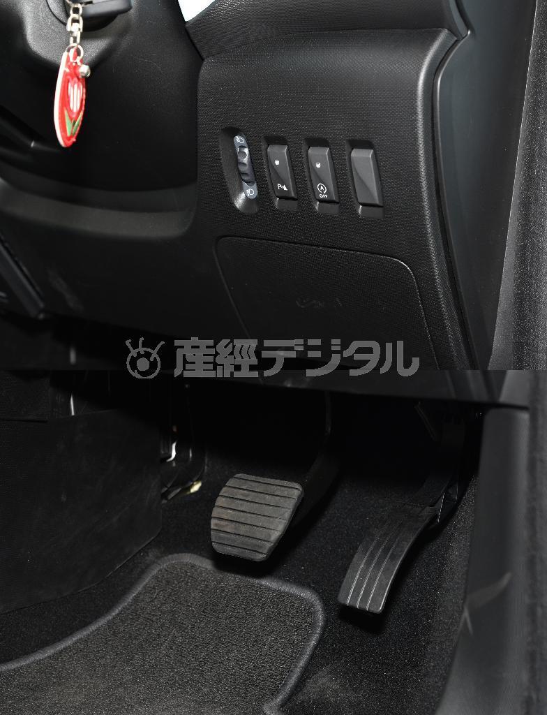 ステアリングコラム右側のスイッチ類（上）、ペダルはＡＴと同じアクセルとブレーキだけ（下）。ルノー・トゥインゴ