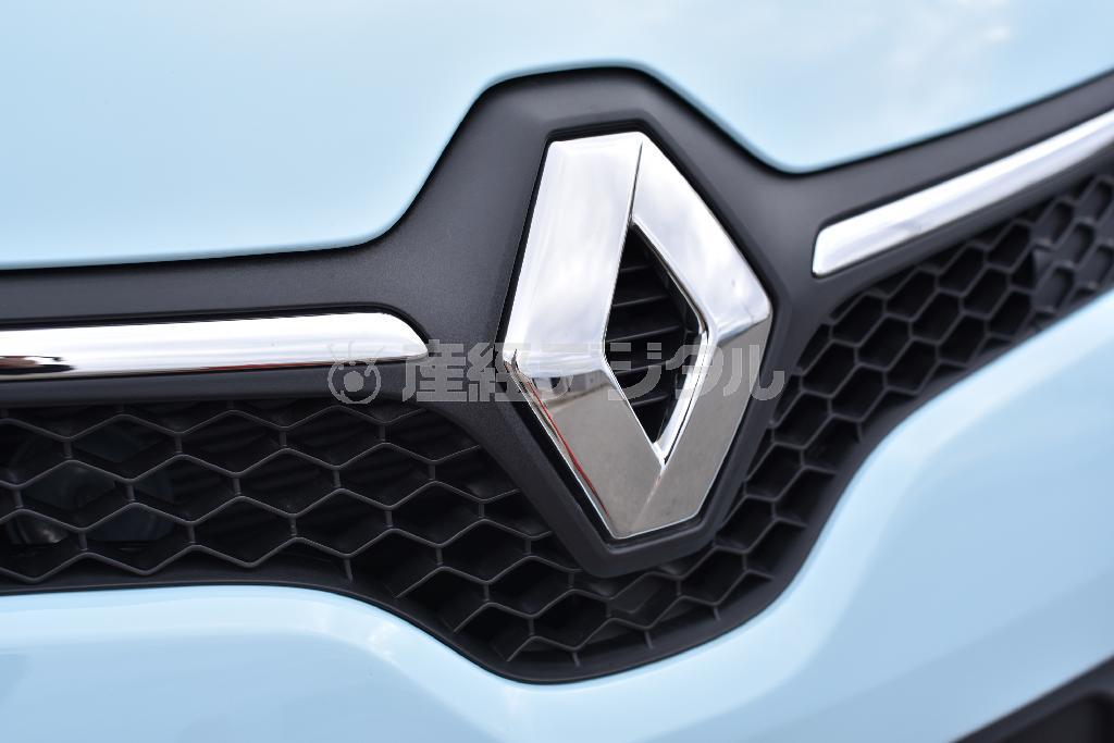 見慣れたルノーのエンブレムもこのクルマだと小動物の鼻の頭に見えてくるから不思議だ。ルノー・トゥインゴ