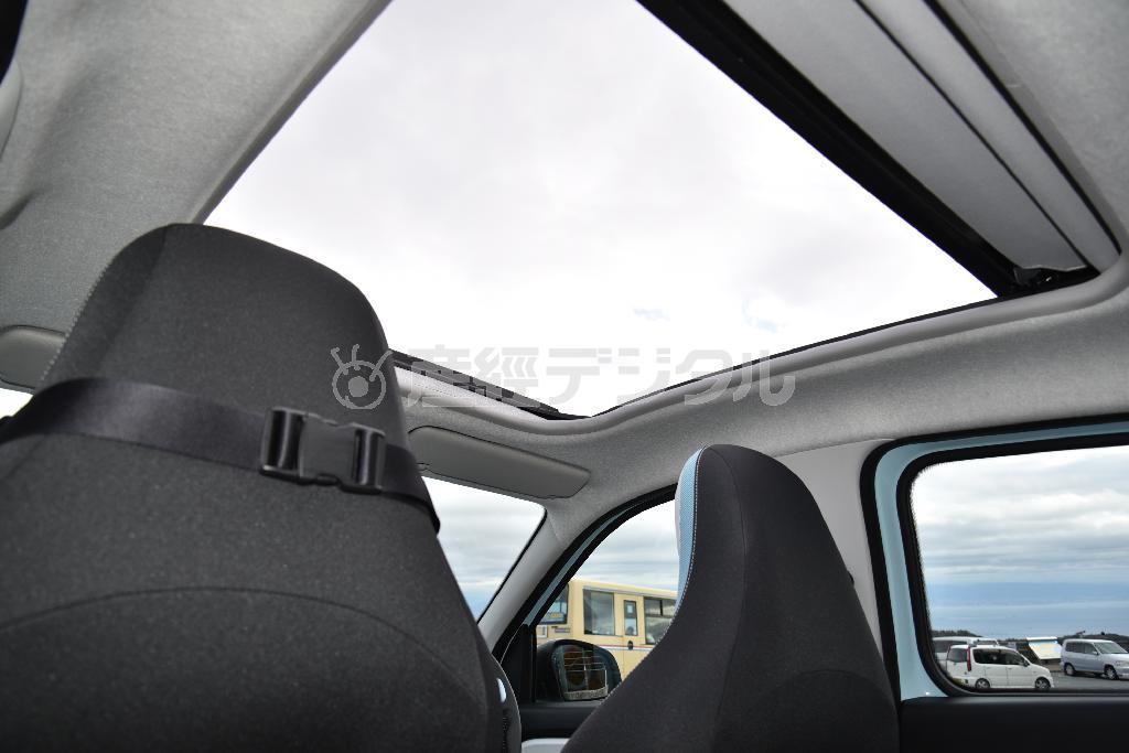 実は後席からのほうが空がよく見える。ルノー・トゥインゴ