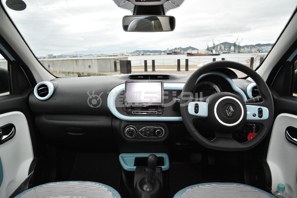 ボディーと同色のアクセントカラーがポップ。樹脂素材であることを逆手にとった小型車らしい演出。ルノー・トゥインゴ