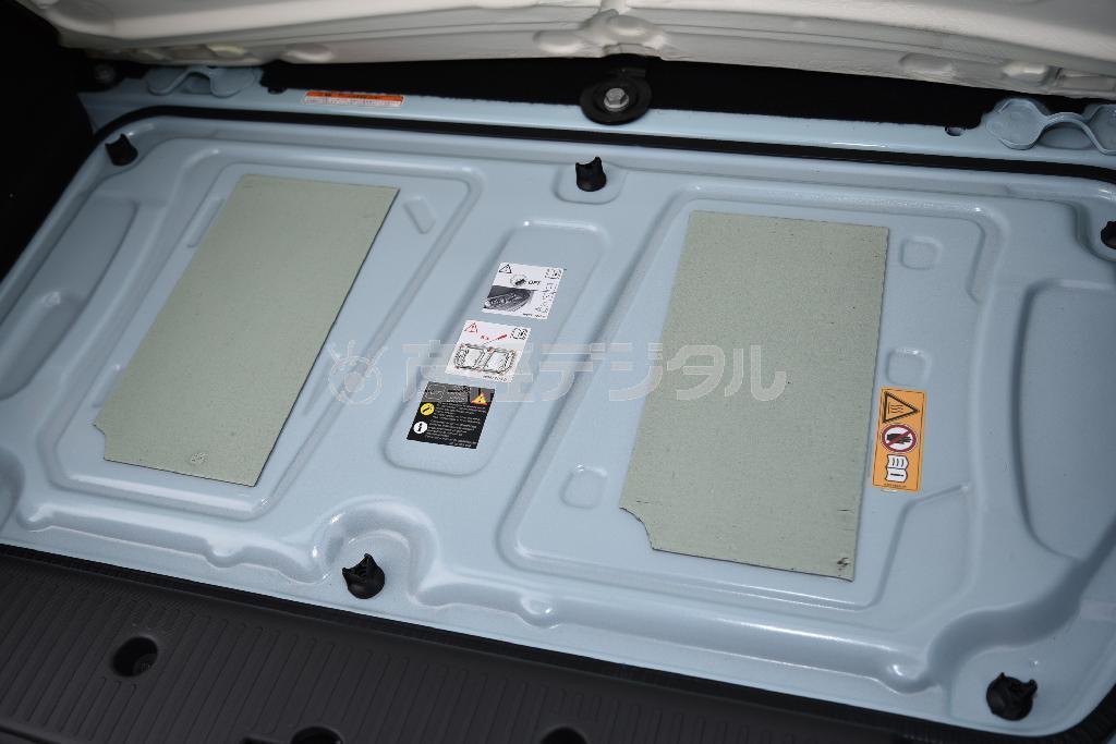 荷室のカーペットを持ち上げると、エンジンを密閉する鉄板が現れる。ルノー・トゥインゴ