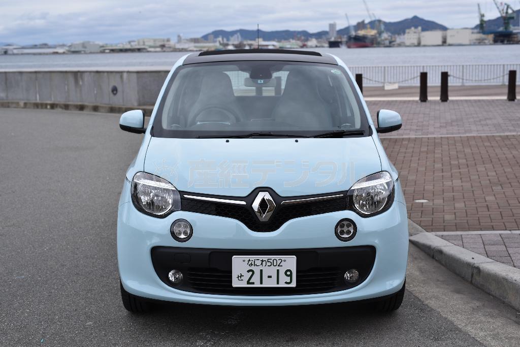 明確に“顔”としてデザインされている。個人的には「レレレのおじさん」に似ていると思うのだが…いや褒めてるんですよ！ルノー・トゥインゴ