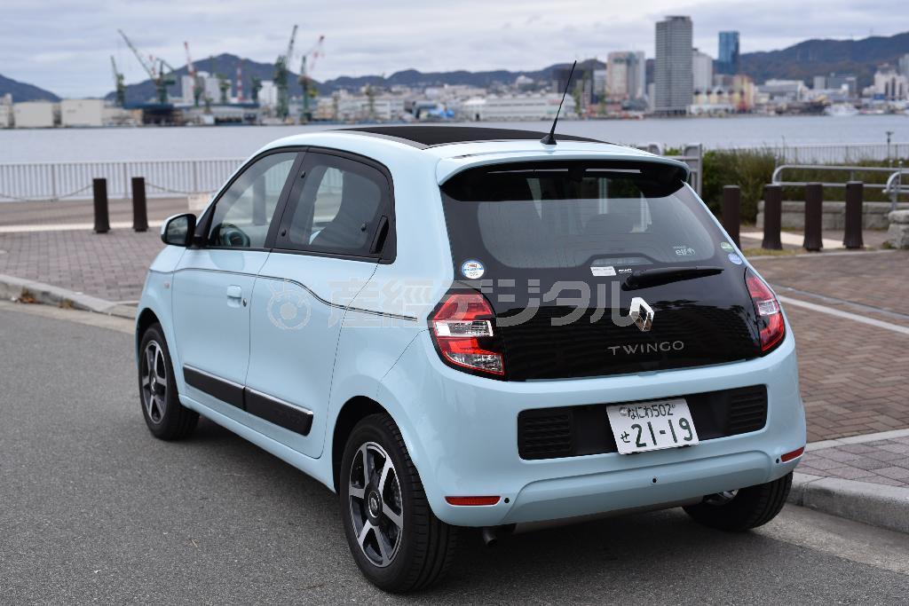 全面ガラスでブラックアウトされたリアハッチが精悍さを醸し出す。ルノー・トゥインゴ