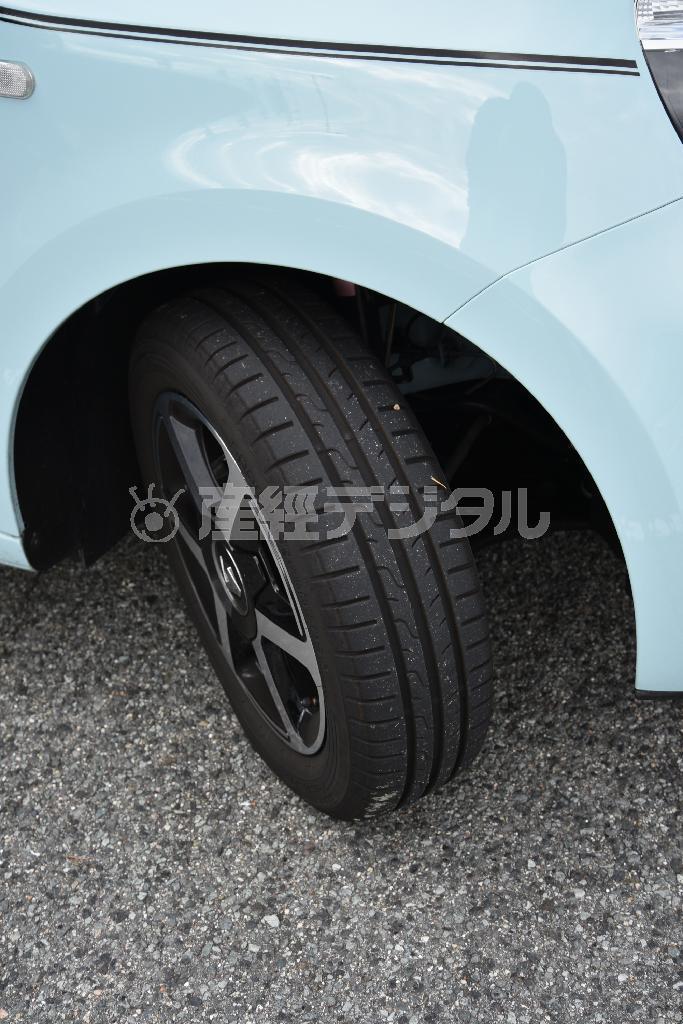 トラックかよ！というくらいに大きな切れ角のタイヤが驚きの小回りを実現。ルノー・トゥインゴ