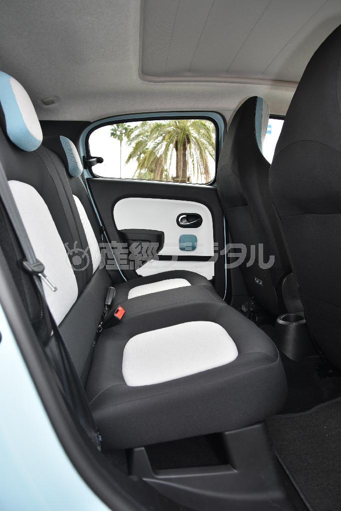 後席は２人用。横幅は十分だが、前後方向の余裕はいまひとつ。フロアに対して座面が低めで、大人だと腿が浮いてしまう。ルノー・トゥインゴ