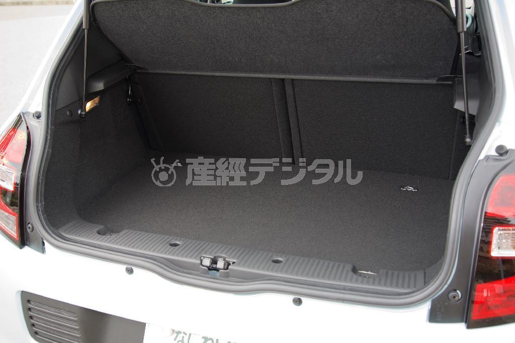 荷室はまずまずの広さ。リアハッチが寝ていることもあり、高さ方向はやや厳しい。出っ張りがなく積み込みやすいのは美点。ルノー・トゥインゴ