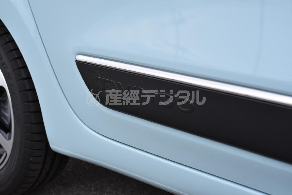 後部ドアモールにさりげなく立体車名ロゴ。ルノー・トゥインゴ