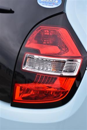 リアコンビランプ。外側に張り出した意匠がリアフェンダーのボリュームを強調する。ルノー・トゥインゴ