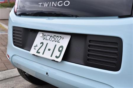 リアバンパーの奥にはエンジンが鎮座。放熱のため、左右にグリルが空けられている。ルノー・トゥインゴ