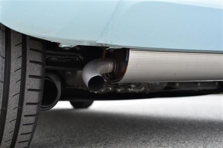 マフラーの真上にはエンジン。ルノー・トゥインゴ