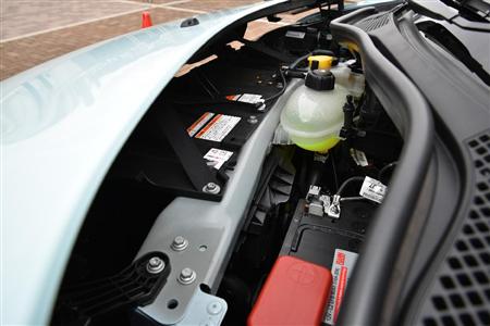 エンジンの入っていないボンネットはトランク？と思ったらバッテリーが載っていました。ルノー・トゥインゴ