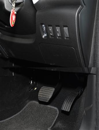 ステアリングコラム右側のスイッチ類（上）、ペダルはＡＴと同じアクセルとブレーキだけ（下）。ルノー・トゥインゴ