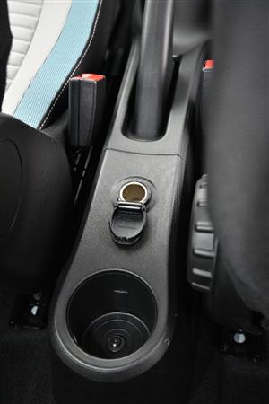 センターコンソール後端に１２Ｖサービスソケットとカッブホルダー１つ。ルノー・トゥインゴ