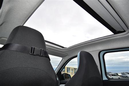 実は後席からのほうが空がよく見える。ルノー・トゥインゴ