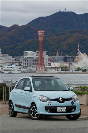 神戸ポートアイランドから、エッフェル塔…ならぬポートタワー、メリケンパークを臨む。ルノー・トゥインゴ