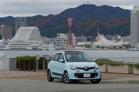 神戸ポートアイランドから、エッフェル塔…ならぬポートタワー、メリケンパークを臨む。ルノー・トゥインゴ