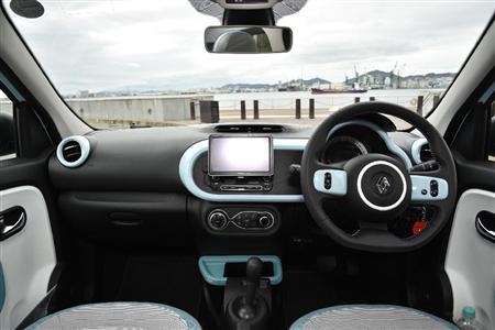 ボディーと同色のアクセントカラーがポップ。樹脂素材であることを逆手にとった小型車らしい演出。ルノー・トゥインゴ