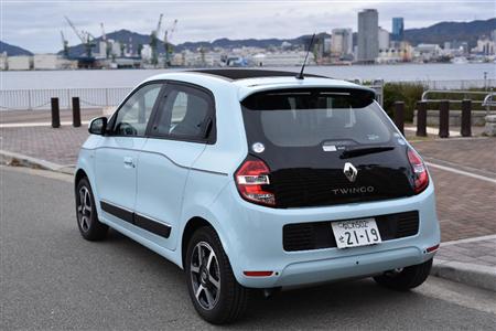 全面ガラスでブラックアウトされたリアハッチが精悍さを醸し出す。ルノー・トゥインゴ