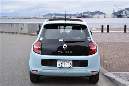 真後ろからの眺めは、往年の名車ルノー・５（サンク）を彷彿させる。ルノー・トゥインゴ