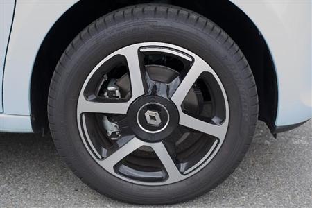 タイヤサイズは前が１６５／６５Ｒ１５。後ろは少し太くて…ルノー・トゥインゴ