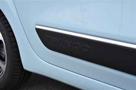 後部ドアモールにさりげなく立体車名ロゴ。ルノー・トゥインゴ