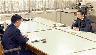高速増殖炉原型炉もんじゅの廃炉決定について、松野博一文科相（左）と会談する西川一誠知事＝２７日午前、福井県庁