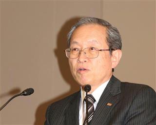 会見する東芝の綱川智社長＝２７日、東京都港区