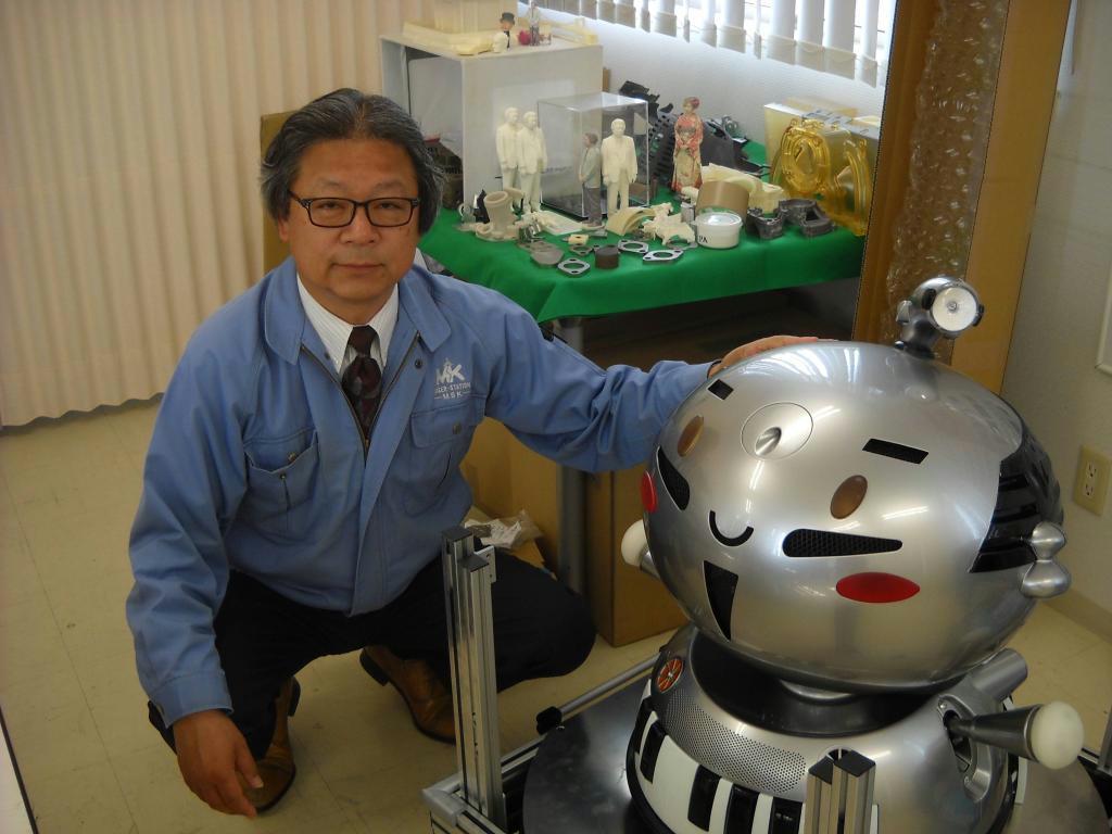 エム・エス・ケーの松浦譲代表取締役と「出世大名家康くん」ロボ
