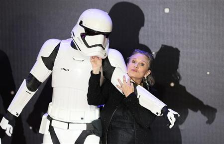 ２０１５年に公開された映画「スター・ウォーズフォースの覚醒」のイベントでポーズを取る米女優キャリー・フィッシャーさん（ロイター）