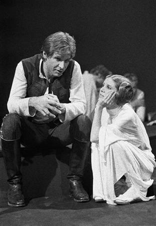 米CBSテレビの「スター・ウォーズ」の番組に出演したキャリー・フィッシャーさん（右）とハリソン・フォード＝１９７８年１１月（ＡＰ）