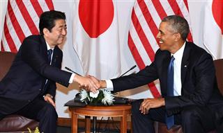 会談を前にオバマ米大統領（右）と握手する安倍首相＝２７日、米ハワイの米太平洋軍司令部（共同）