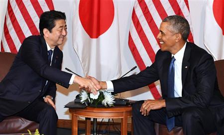会談を前にオバマ米大統領（右）と握手する安倍首相＝２７日、米ハワイの米太平洋軍司令部（共同）