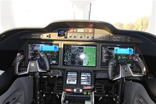 ホンダジェットの操縦室=2016年11月11日、米ノースカロライナ州グリーンズボロ市(会田聡撮影) ホンダジェットの操縦室=2016年11月11日、米ノースカロライナ州グリーンズボロ市(会田聡撮影)