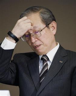 記者会見でさえない表情を見せる東芝の綱川智社長＝２７日午後、東京都港区の本社
