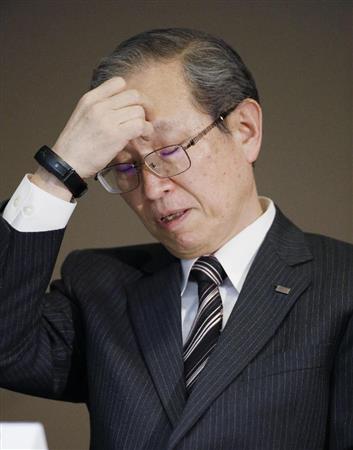 記者会見でさえない表情を見せる東芝の綱川智社長＝２７日午後、東京都港区の本社