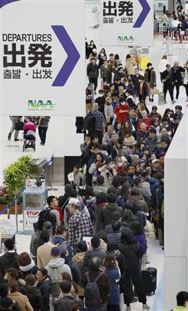 出国ラッシュがピークを迎えた成田空港で、保安検査場に並ぶ大勢の人たち＝２９日午前